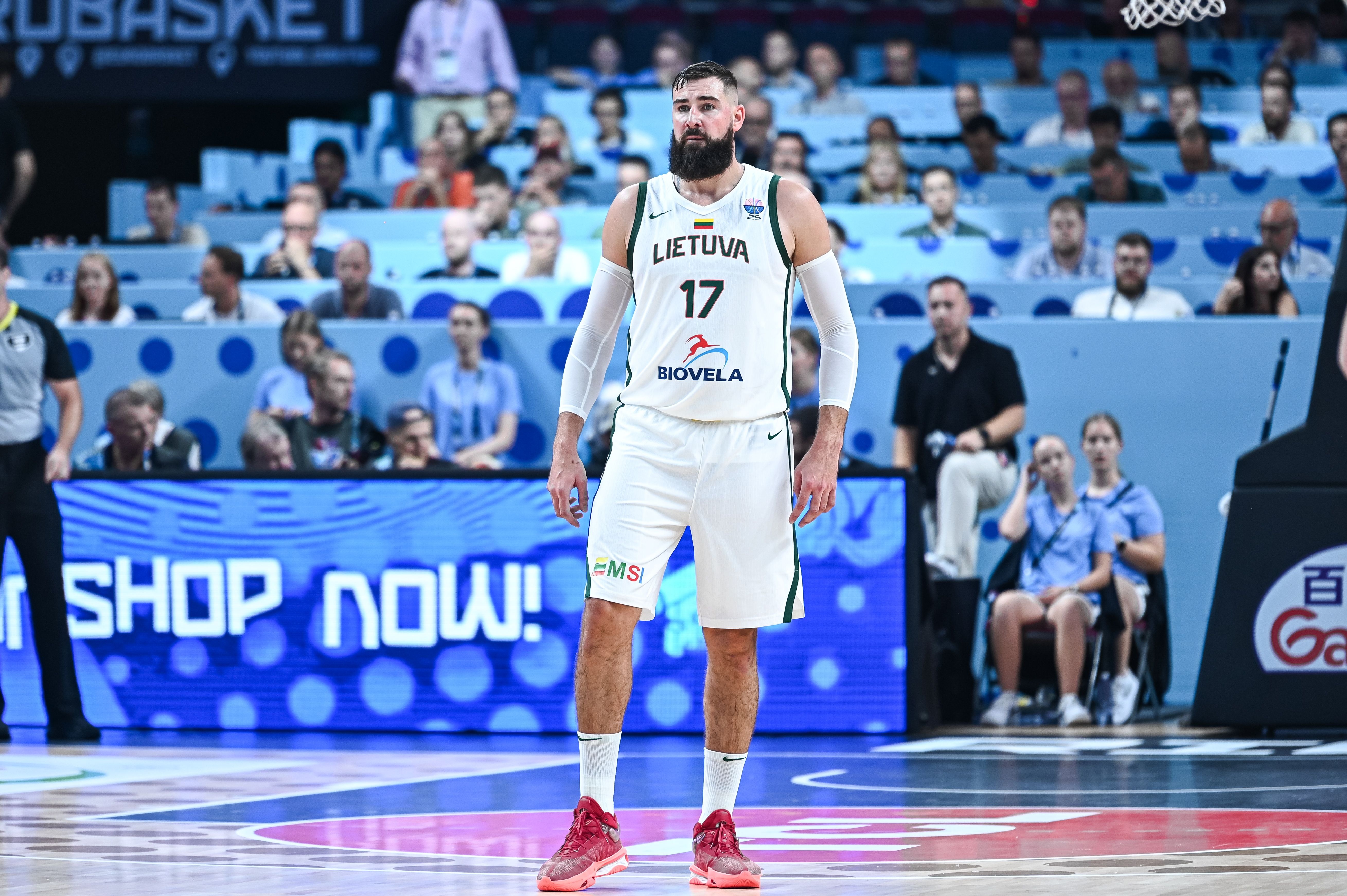 星空综合(中国)官方网站-瓦兰丘纳斯高效依旧：场均19.4分钟贡献15.7分6.7篮板，国家队核心地位稳固