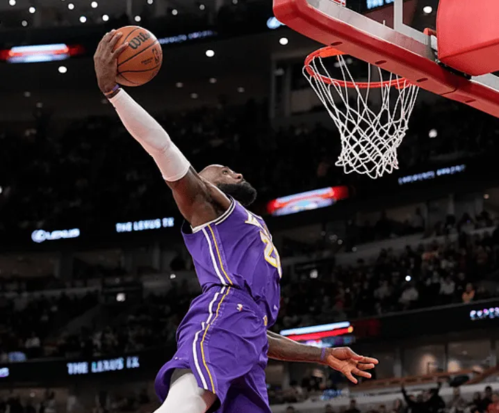 星空.综合体育(中国)官方网站-詹姆斯上半场15中9砍下20分，下半场4中0、罚球4中4拿到4分